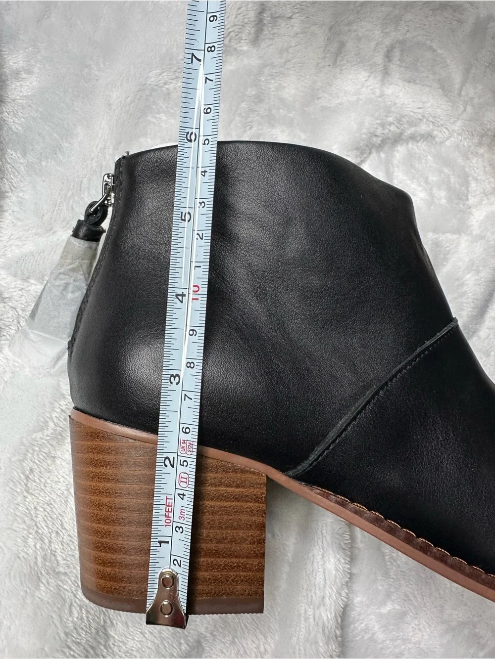 Toms sleek black